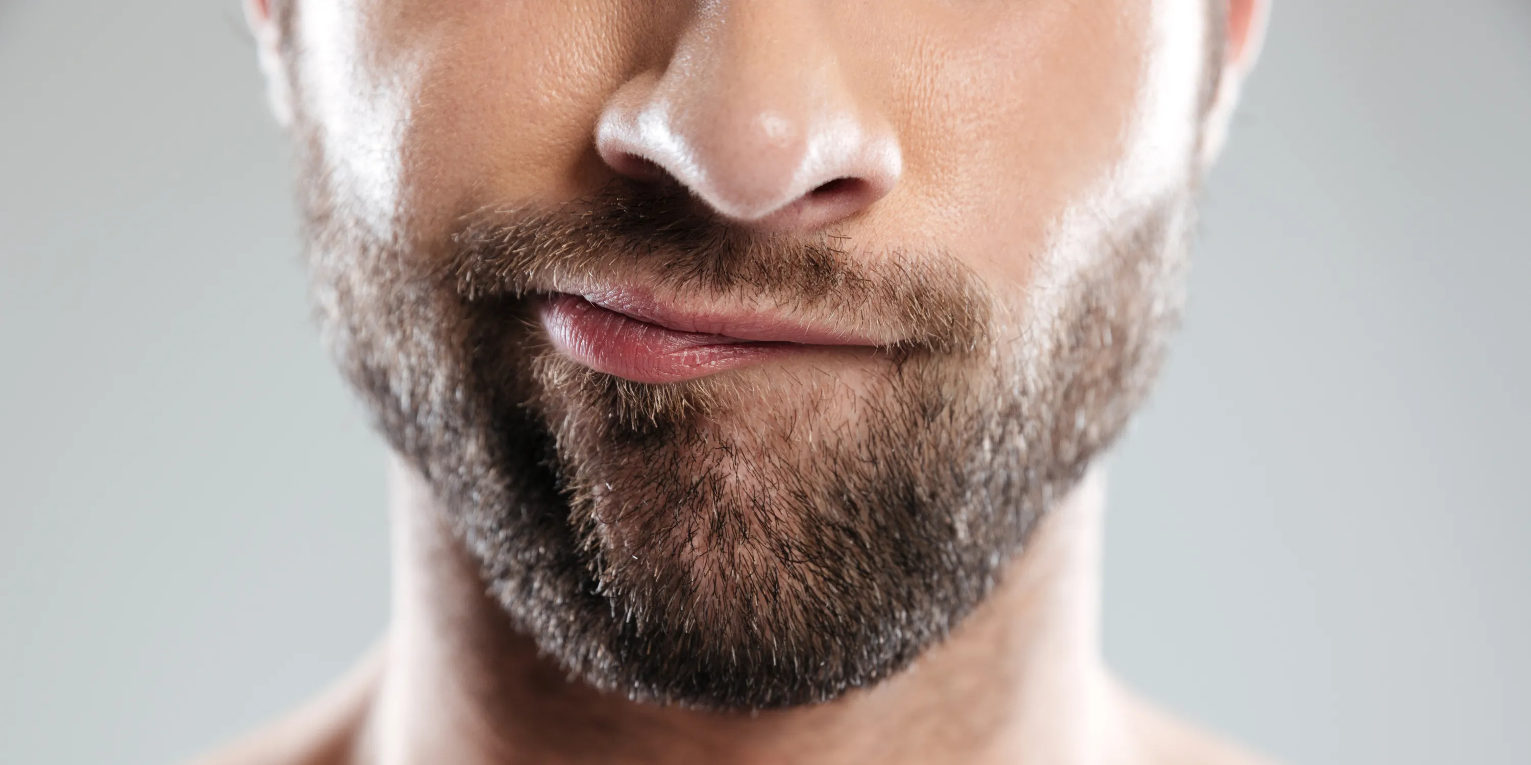 hombre con barba corta box beard