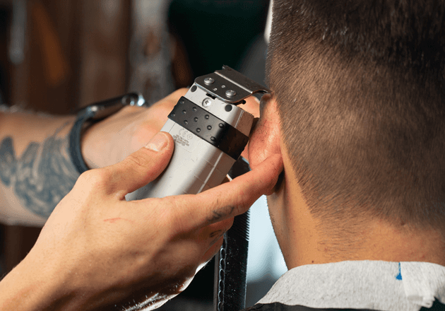 Fade am Nacken mit der Haarschneidemaschine: Maschinenschnitt für Herren bei John Barber Mailand