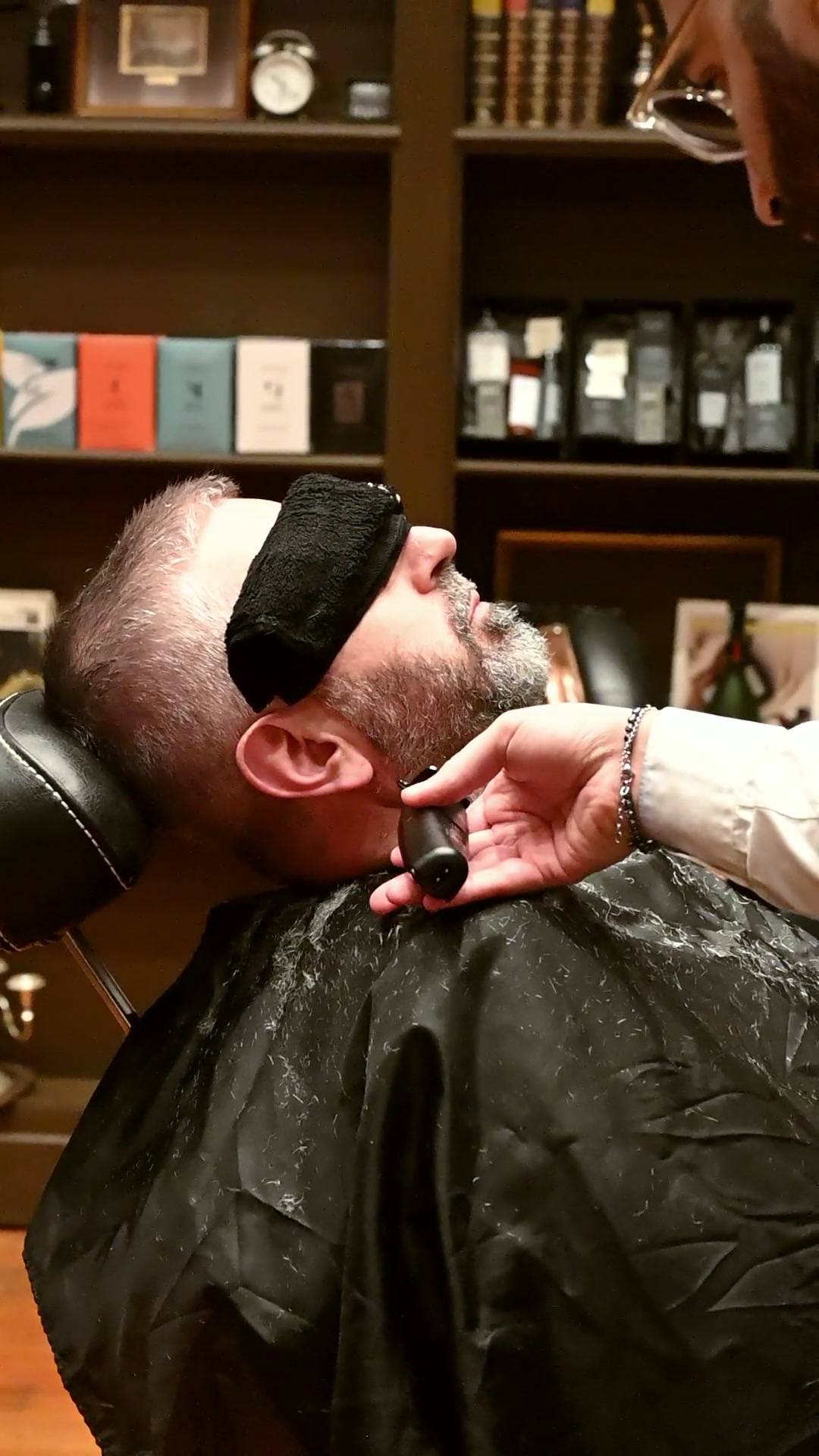 Les barbiers John Barber au travail : rasage à la serviette chaude et au rasoir, puis la vitrine de Corso Garibaldi